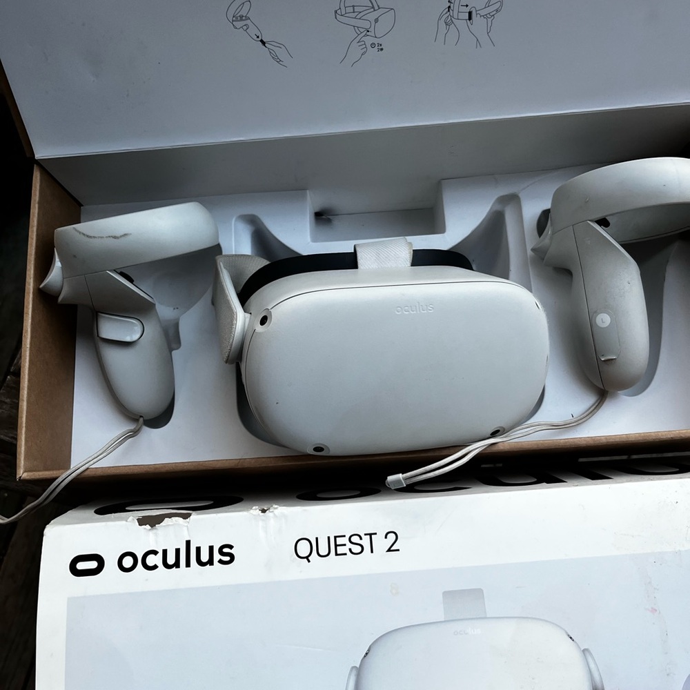 Oculus Quest 2 VR Headset with White Controllers